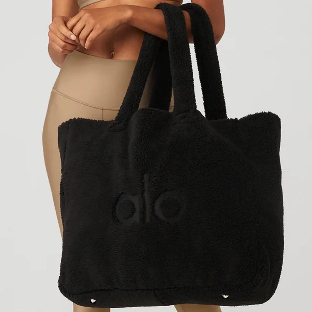 Alo Yoga Foxy Sherpa Tote Black One Size